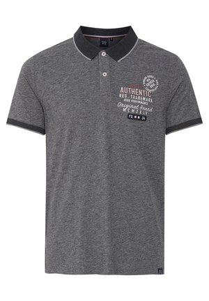 Grå polo skjorte med to-knapps knappestolpe, korte ermer og kontrastkrage. Har trykt tekst og logo detaljer i rødt og hvitt.