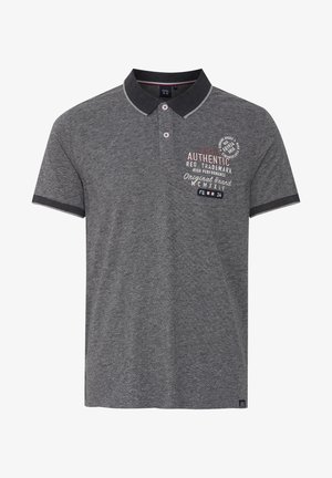 Szürke pólóing, kétgombos gallérral, rövid ujjakkal és kontrasztos gallérral. Piros és fehér nyomtatott szöveget és logó részleteket tartalmaz.