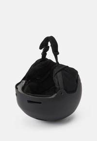 Čierna prilba s hladkým povrchom, polstrovaným vnútrom, nastaviteľnými popruhmi a ventilačnými otvormi. Vnútro je potiahnuté mäkkou textíliou.