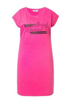 Robe en coton rose avec des manches courtes et une coupe décontractée. Graphisme à l'avant avec le texte "Angel Energy" en noir, agrémenté de strass.