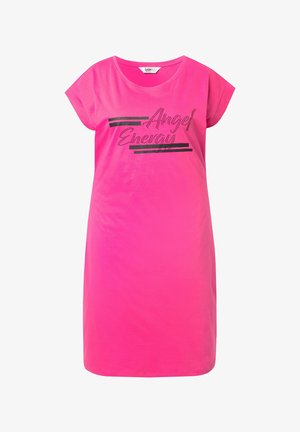 Vaaleanpunainen puuvillamekko, jossa on lyhyet hihat ja rento istuvuus. Edessä musta graafinen teksti "Angel Energy" rhinestone-yksityiskohdilla.