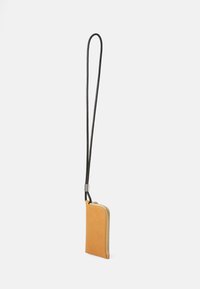 Brauner Leder Geldbeutel mit Reißverschluss und langem schwarzen Tragegurt. Glatte Textur mit minimalistischem Design und silbernen Hardware-Akzenten.