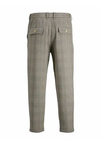 Pantalon à carreaux gris avec une coupe ajustée, confectionné dans un tissu léger. Il est doté de deux poches arrière avec fermetures à boutons et d'une taille avec passants pour ceinture.