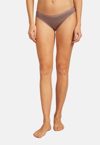 Slip bikini in cotone marrone con ampia cintura elastica. Design a vita bassa con bordi senza cuciture, che offre una vestibilità uniforme, presentando una texture morbida.