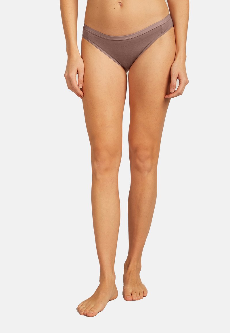 Slip bikini in cotone marrone con ampia cintura elastica. Design a vita bassa con bordi senza cuciture, che offre una vestibilità uniforme, presentando una texture morbida.