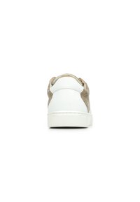 Sneaker bianco con accenti testurizzati beige, materiale in pelle liscia, suola in gomma piatta e design minimalista. La vista posteriore mostra linee pulite.