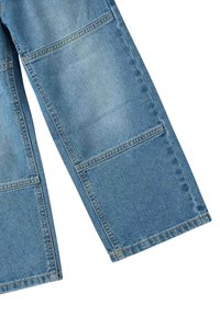 Pantaloni jeans a gamba larga di colore azzurro chiaro con tasche applicate, cuciture a contrasto e orlo pulito. Il tessuto presenta una leggera texture e un'invasatura uniforme.