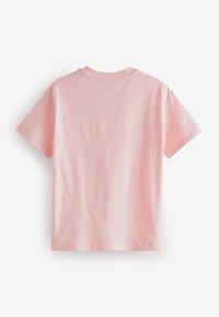 Korte roze katoenen T-shirt met korte mouwen, een ronde halslijn en een gladde textuur, weergegeven vanaf de achterkant zonder logo's of ontwerpen.