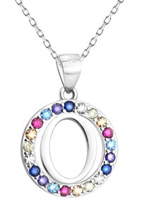 Silverhalsband med ett öppet cirkulärt hänge, prytt med en rad flerfärgade ädelstenar runt yttre kanten. Slät yta, blank finish.