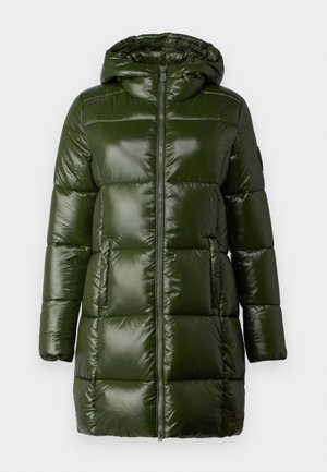 Cappotto imbottito verde scuro con finitura lucida, dotato di cappuccio, zip frontale e ampie sezioni trapuntate. Texture liscia e design di lunghezza media.