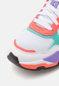 Puma TRINITY JR UNISEX - Tenisice - white/peach frost/lavender alert/aquatic