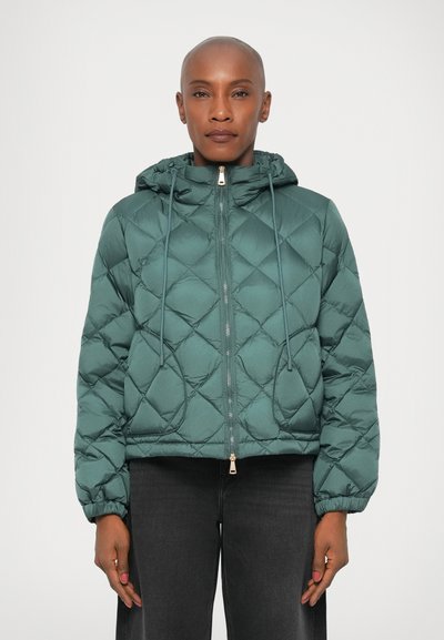 Veste verte matelassée avec capuche, zippée à l'avant, dotée de cordons de serrage et de poignets élastiques ; fabriquée dans un matériau léger et brillant avec un motif en losange.