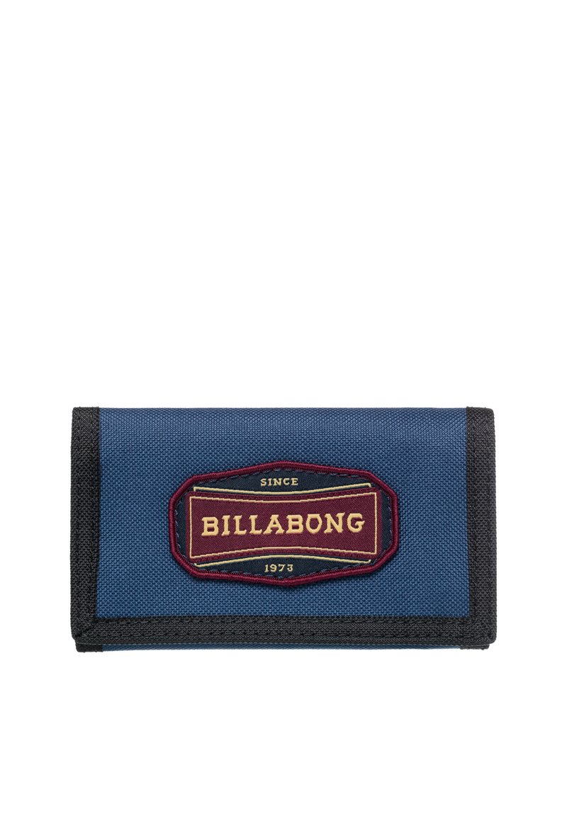 Portafoglio di tessuto blu con rifiniture nere, caratterizzato da un logo Billabong ricamato in rosso e oro e dal dettaglio "Dal 1973" sul davanti.