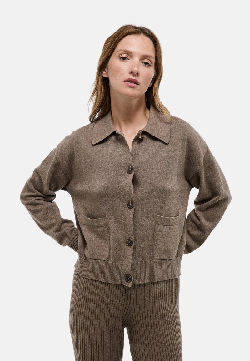 Cardigan marron tricoté avec col, six boutons et deux poches à l'avant ; présente une texture côtelée et une coupe décontractée.