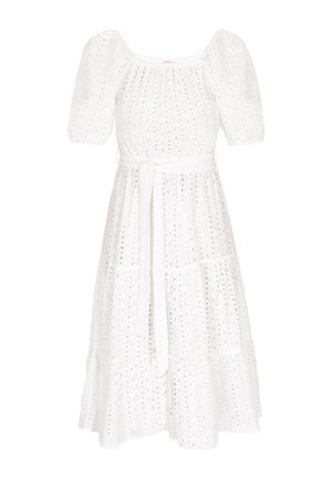 Hvid bomulds kjole med firkantet udskæring, korte puffærmer, øjelets mønster, en bundet bælte i taljen og en lagdelt nederdel.