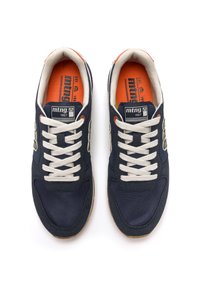 Marineblaue Sneaker mit Obermaterial aus Mesh und Wildleder, cremefarbenen Schnürsenkeln, oranger Innensohle und Gummisohle. Versehen mit Logodetails an den Seiten.