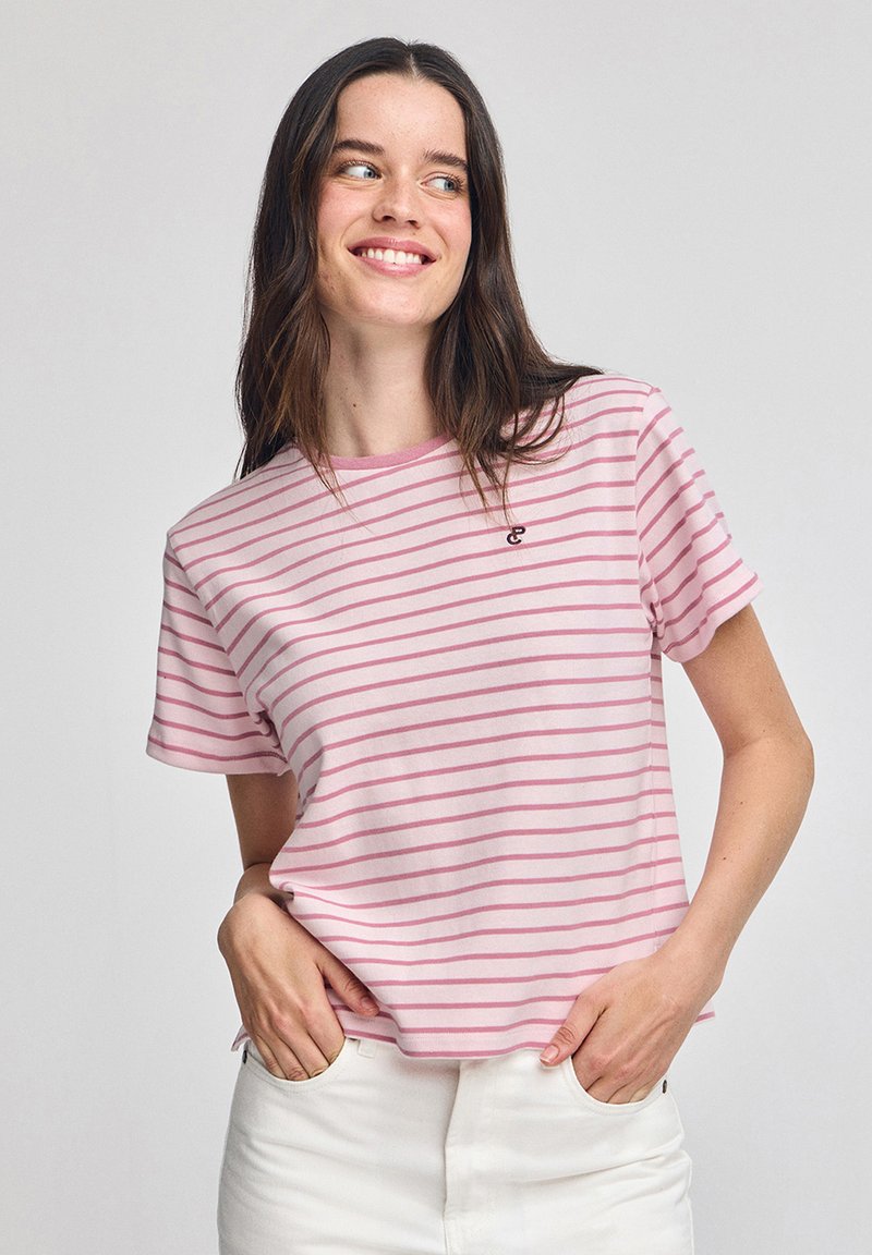 Camiseta de manga corta a rayas rosas con escote redondo y pequeño logotipo bordado. Fabricada con una suave mezcla de algodón.