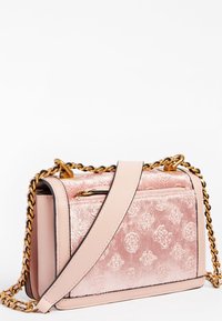 Borsa a mano in velluto rosa con finitura testurizzata, hardware dorato e tracolla a catena. Presenta un motivo logo in rilievo e chiusura a zip.