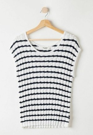 Maglione bianco lavorato a maglia con righe orizzontali blu navy, scollatura ampia e maniche corte. Tessuto testurizzato con orlo a coste. Appeso a una gruccia di legno.