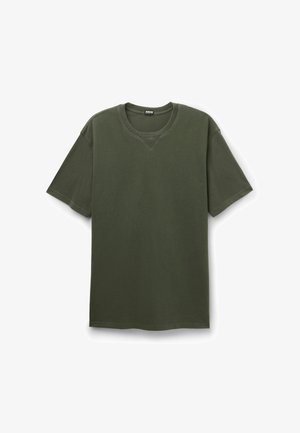 Jednobarevné khaki zelené tričko s krátkými rukávy a kulatým výstřihem, s viditelným šitím a malým V-žehlovým detailem pod límcem.