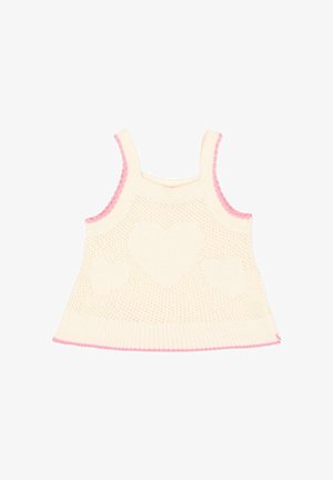 Roomkleurig gebreid mouwloos babyshirt met drie hartpatronen en een roze rand langs de randen op een witte achtergrond.