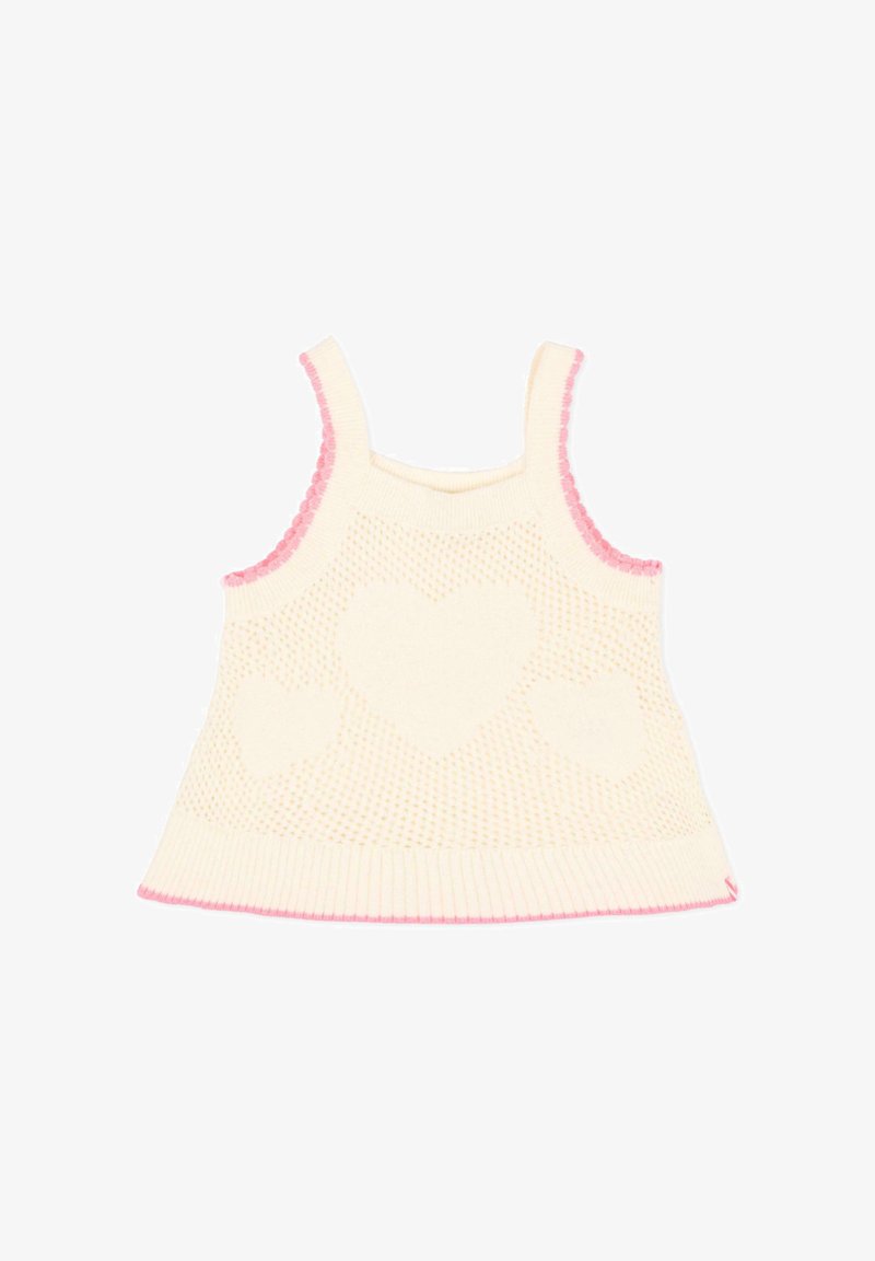 Haut bébé sans manches en tricot crème avec trois motifs de cœur et bordure rose le long des bords sur fond blanc.