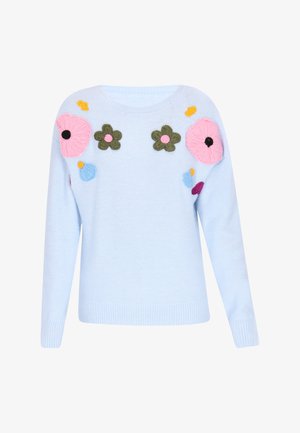 Lichtblauwe gebreide trui met ronde hals, versierd met bloemenborduurwerk in roze, groen en paars, en met geribbelde manchetten en zoom.