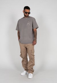 MJ Gonzales HIGHER THAN HEAVEN ACID WASHED HEAVY OVER - T-shirts print - asphalt
