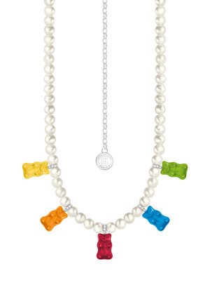 Halskette mit weißen Perlen und fünf bunten Gummibärchen-Anhängern in Gelb, Orange, Rot, Blau und Grün, mit einer silbernen Kette und Verschluss.