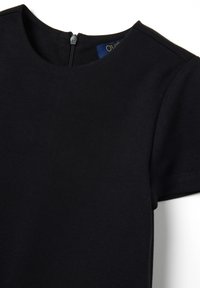 Robe noire à manches courtes avec un décolleté rond et une fermeture éclair au dos. Fabriquée en tissu lisse avec un léger éclat.