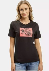Czarna koszulka z krótkim rękawem z różowym prostokątnym grafiką przedstawiającą liście palmowe. Wykonana z bawełny, posiada klasyczny okrągły dekolt.
