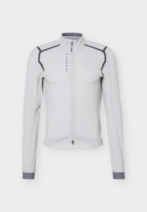Veste de cyclisme à manches longues gris clair avec fermeture éclair intégrale sur le devant, col montant, accents gris foncé aux épaules et poignets, et logo "Isadore" sur la poitrine.