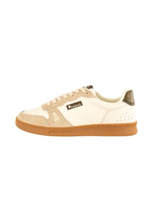 Sneaker basse con tomaia in suede beige e pelle bianca, suola in gomma marrone e logo Faguo sul lato e sulla suola.