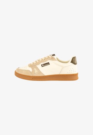 Sneaker basse con tomaia in suede beige e pelle bianca, suola in gomma marrone e logo Faguo sul lato e sulla suola.