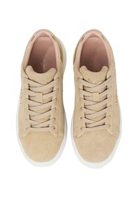 Baskets en daim beige avec un bout arrondi, six œillets et des lacets plats. L'intérieur est rose, avec des détails de marque subtils sur le côté.