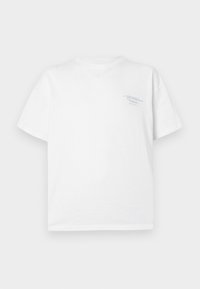 Bela kratka majica s kratkimi rokavi in okroglim ovratnikom, z majhnim modrim besedilom "MIDTOWN Memento" na zgornji levi strani prsnega dela.