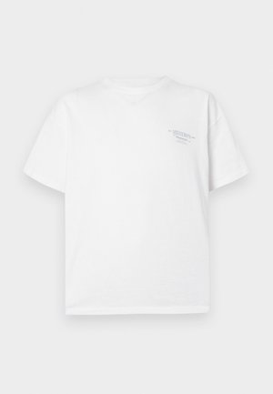 Tricou alb cu mânecă scurtă și guler rotund, cu text mic albastru "MIDTOWN Memento" pe partea superioară stângă a pieptului.