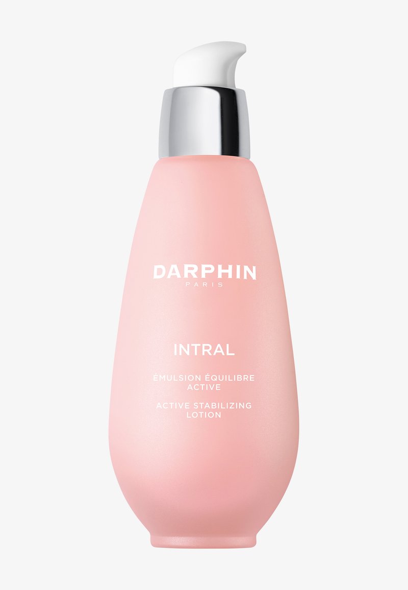 Flacon rose de Darphin Intral Active Stabilizing Lotion avec pompe argentée sur fond blanc.