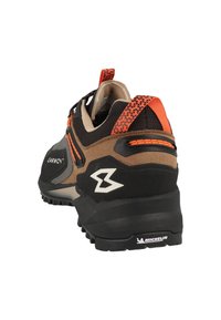 Scarpe sportive nere e marroni con tessuto testurizzato, dettagli arancioni e logo bianco. Suola in gomma spessa per trazione e supporto.