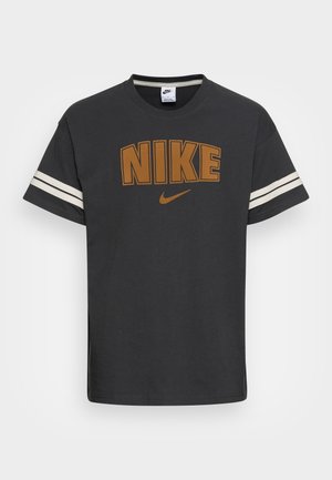 Donkergrijs Nike t-shirt met korte mouwen, met bruine "NIKE" tekst en het swoosh-logo op de voorkant, voorzien van twee witte strepen op elke mouw.