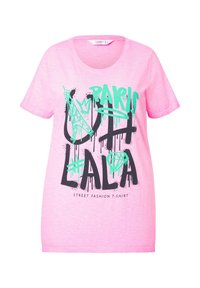 Roze T-shirt met korte mouwen en ronde hals. Kenmerkt zich door gedurfde zwarte en groene grafische teksten, waaronder "PARIJS" en "OH LA LA," en een diamantenmotief.