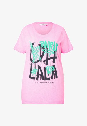 Roze T-shirt met korte mouwen en ronde hals. Kenmerkt zich door gedurfde zwarte en groene grafische teksten, waaronder "PARIJS" en "OH LA LA," en een diamantenmotief.