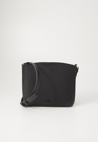 Zwarte schoudertas van geborsteld materiaal, met een dunne handgreep en gouden hardware, met een minimalistisch ontwerp en strakke lijnen.