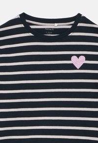 Kratka majica s kratkimi rokavi v mornarsko modri in beli barvi z okroglim izrezom ter roza iskricami okrašenim srcem na levi strani prsnega koša.