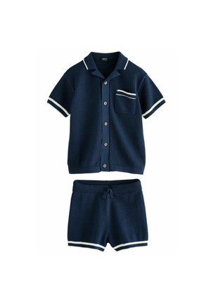 Mørkeblå kortærmet skjorte og matchende shorts sæt, med en tekstureret stof, hvid piping på ærmer og kant, samt en brystlomme.
