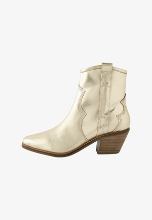 Złote metaliczne botki sięgające kostki z ostrym noskiem, falistym wzorem, stożkowym obcasem oraz kontrastowymi detalami ściegów. Gładka tekstura i eleganckie wykończenie.