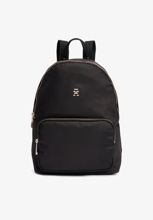 Czarny nylonowy plecak z przednią kieszenią na zamek, złotymi suwakami, małym złotym logo "H", wyściełanymi szelkami na ramiona oraz górnym uchwytem.