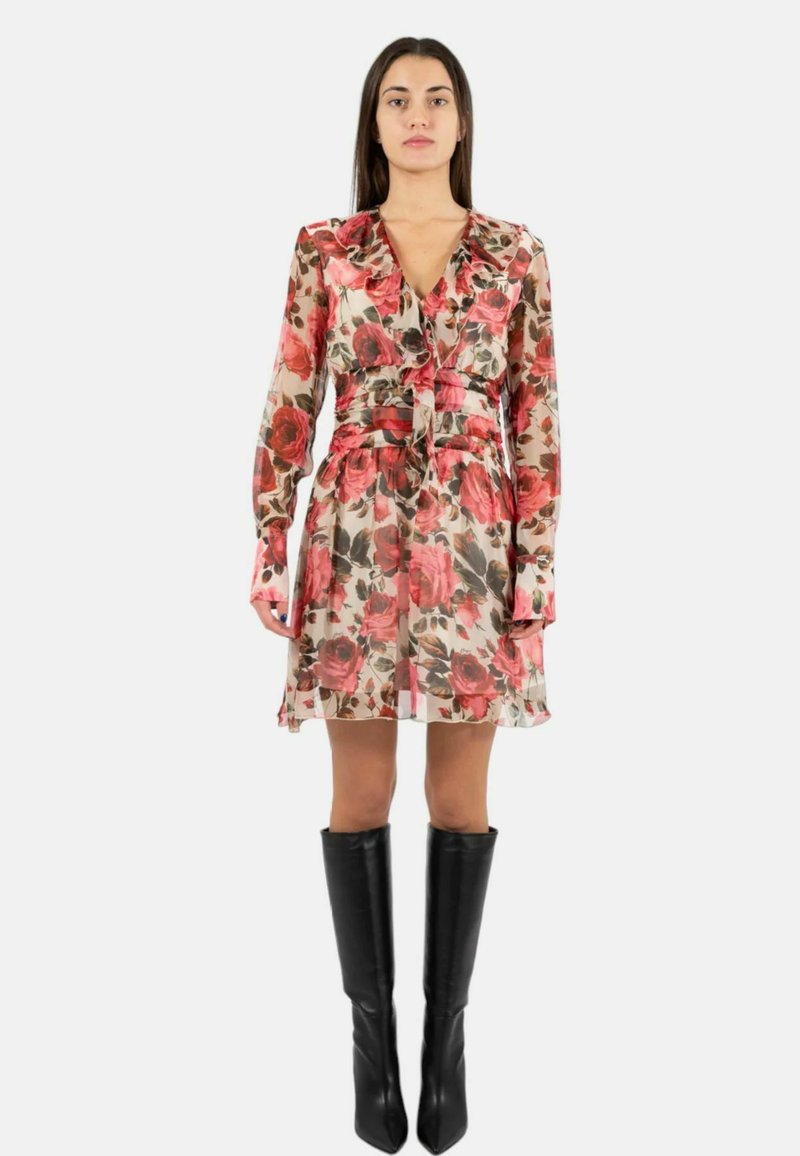 Bloemige jurk met roze en rode rozenpatronen, transparante stof, getailleerde taille, lange mouwen en een kraag. Gecombineerd met kniehoge zwarte laarzen.