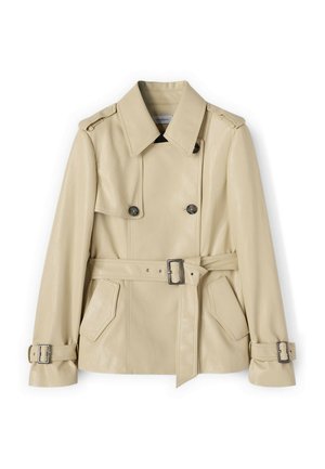 Trench coat doppiopetto in pelle beige con ampio colletto, vita e polsini con cintura, spalline e due tasche anteriori con patta.