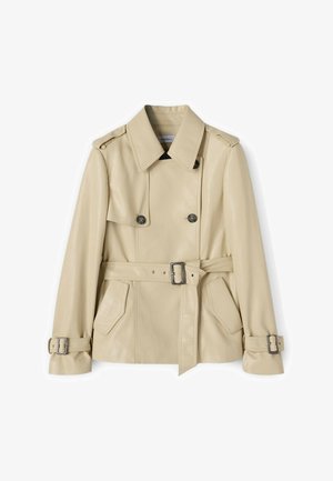 Gabardina de cuero beige de doble botonadura con cuello ancho, cintura y puños con cinturón, hombreras en los hombros y dos bolsillos delanteros con solapa.
